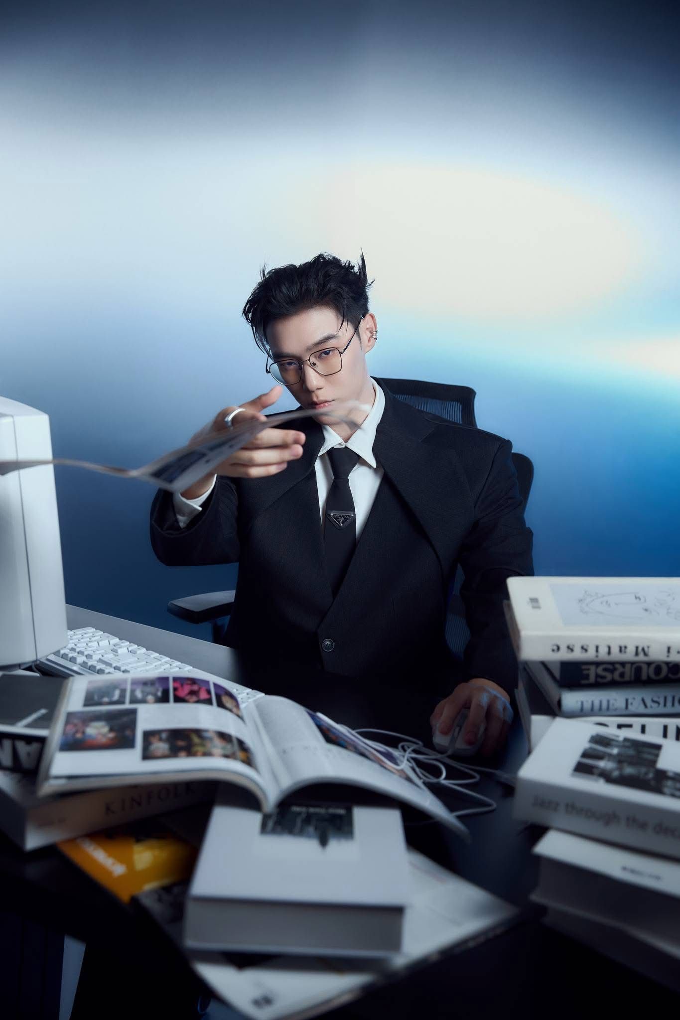125 - Suit nam đeo kính chụp với báo tạp chí