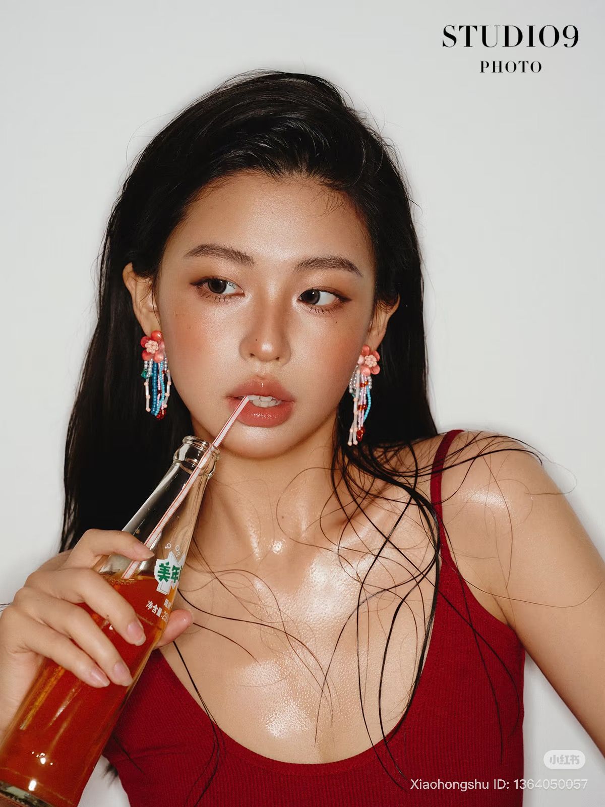 146 - Váy hai dây đỏ và đồ uống concept mùa hè