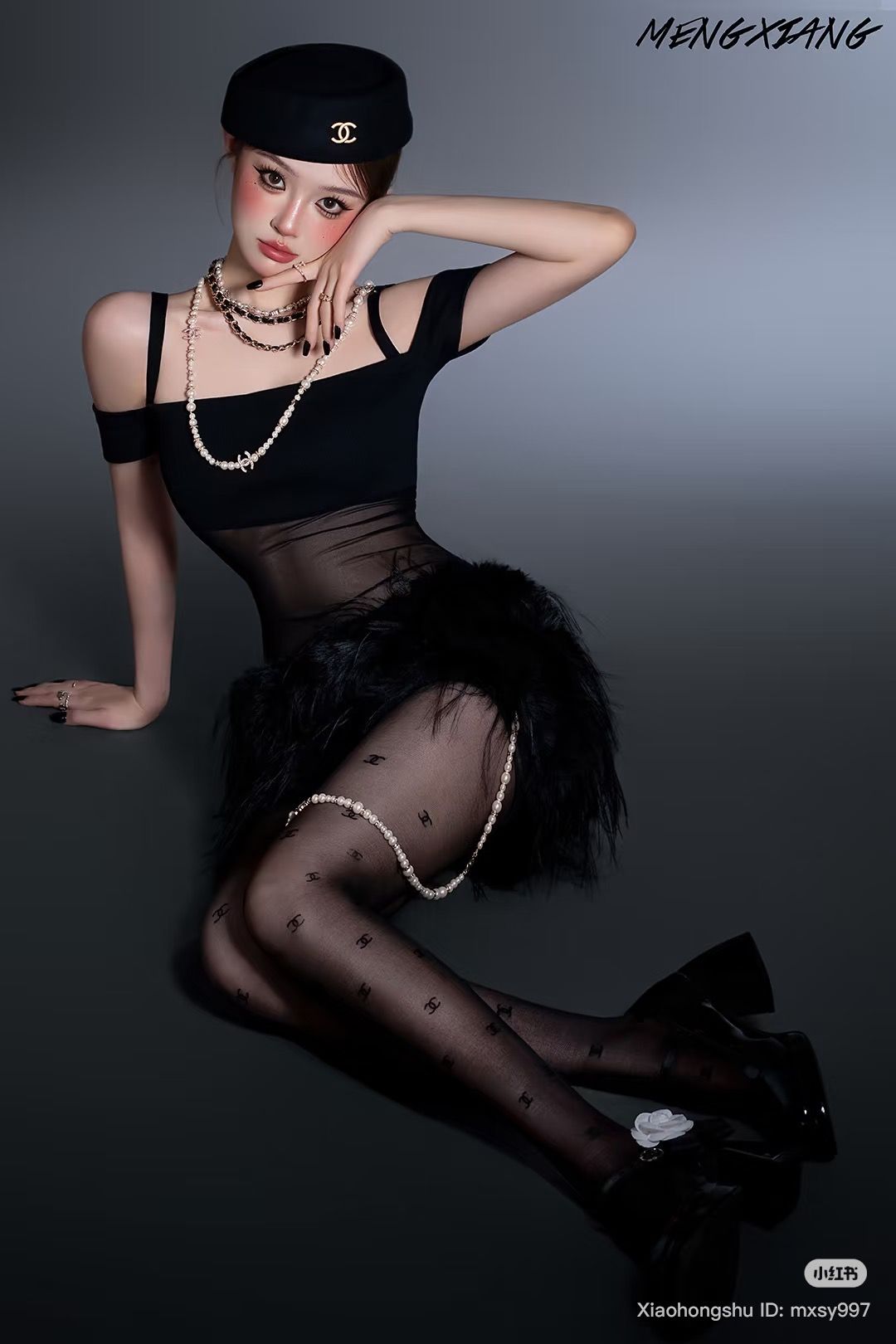 153 - Đầm corset đen cùng mũ quân đội