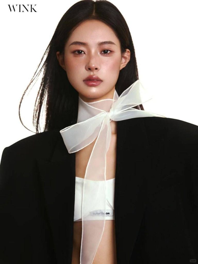 182 - Blazer đen khăn lụa trắng chân dung studio
