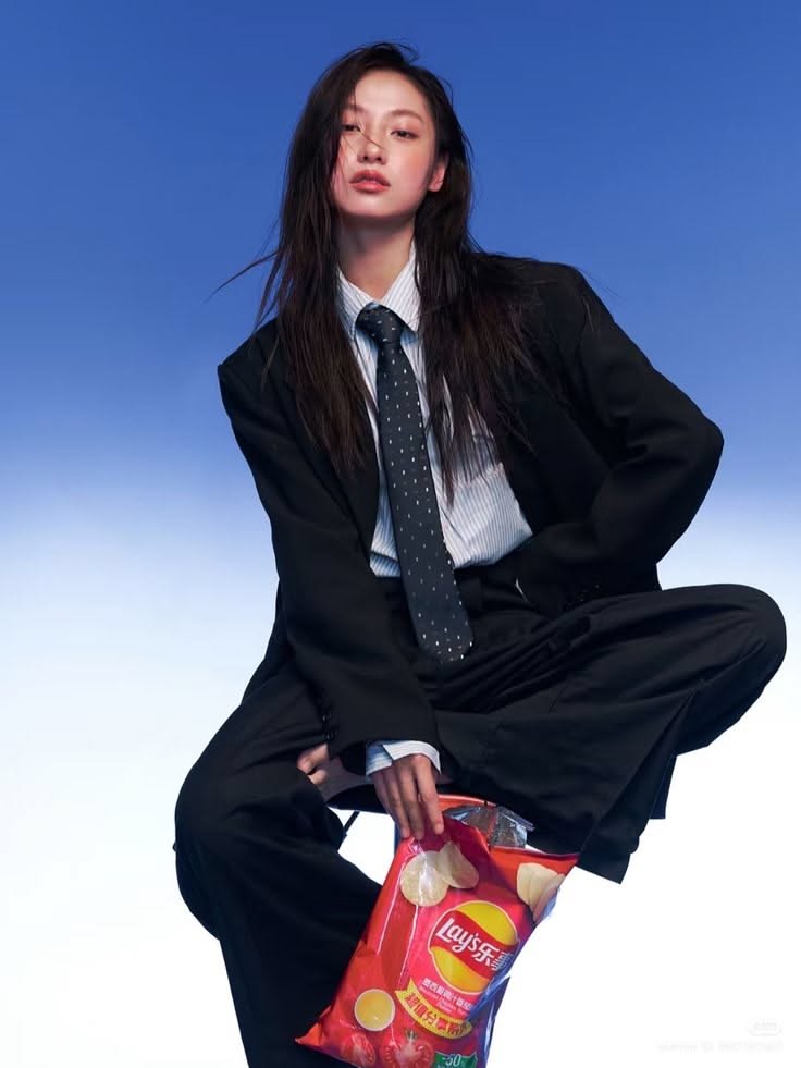 196 - Suit đen oversize phối cà vạt và túi màu nổi