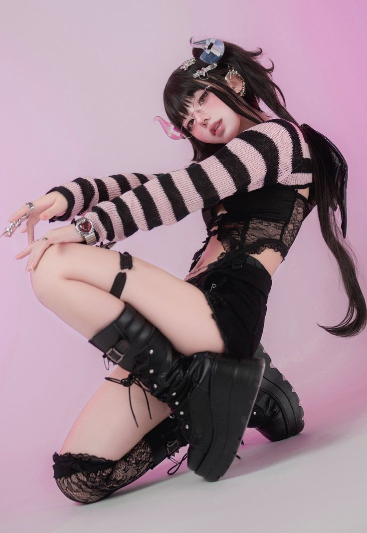 236 - Trang phục đen hồng phong cách goth Y2K