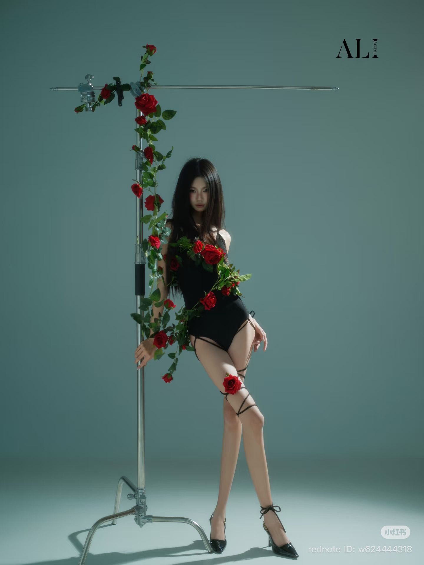 248 - Đầm đen ôm dáng cùng giàn hoa cách điệu