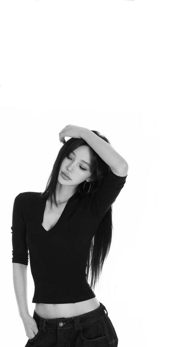 259 - Áo croptop đen quần jean chân dung tối giản
