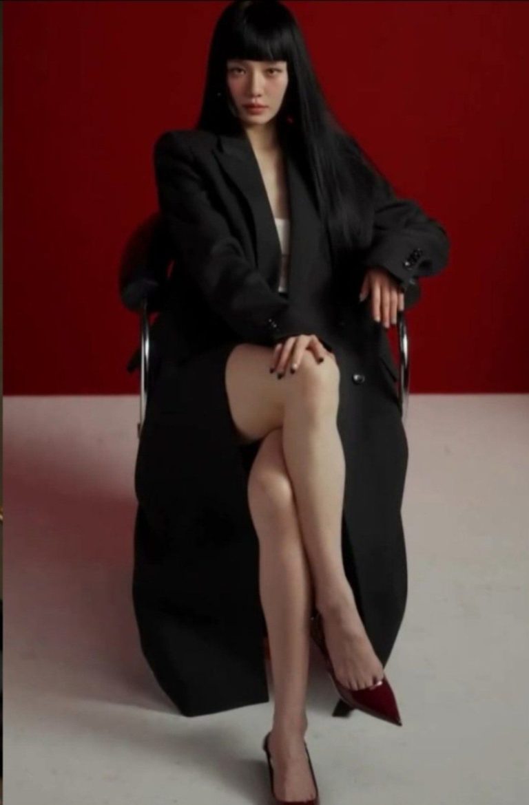 277 - Đầm đen phối áo blazer nền đỏ đô