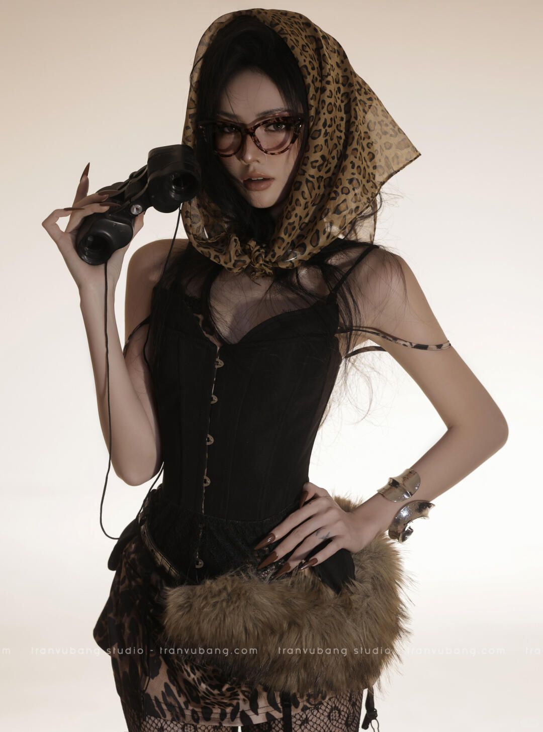 284 - Đầm corset đen và găng tay phối phụ kiện lông
